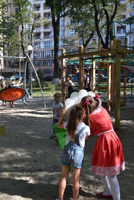 <p>Дитячий майданчик в Маріїнському парку обладнали інклюзивними елементами. Фото: pechersk.kievcity.gov.ua</p>