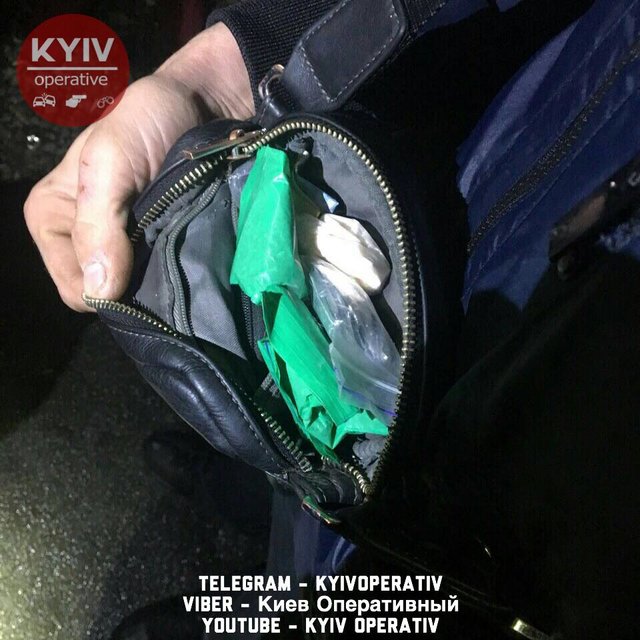 <p>Чоловік розкидав маленькі пакетики біля під'їзду. Фото: facebook.com/KyivOperativ</p>