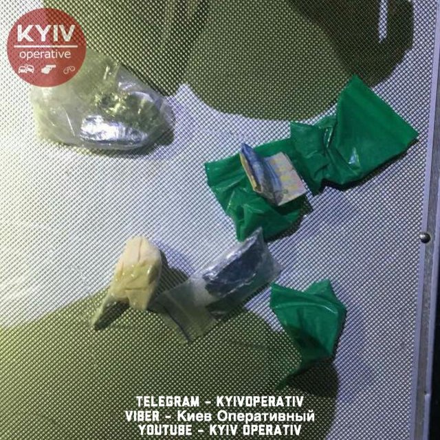 Мужчина разбрасывал маленькие пакетики возле подъезда. Фото: facebook.com/KyivOperativ