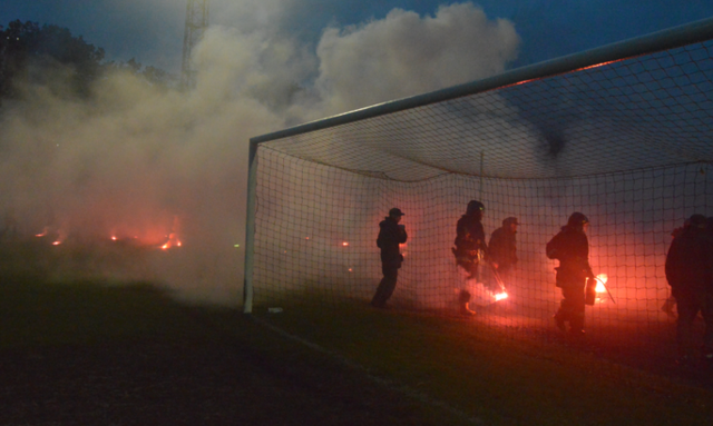 <p>Масова бійка почалася на стадіоні. Фото: kurs.if.ua, ua-football.com, Варта-1</p>