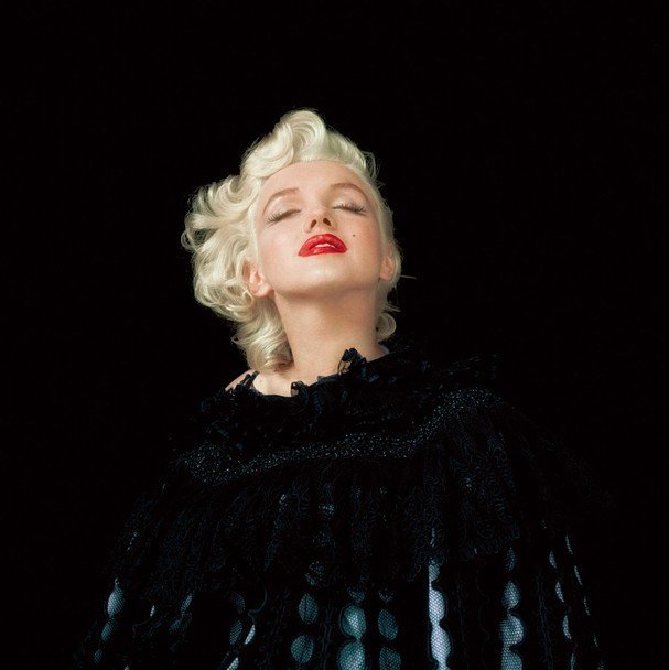 Книга The Essential Marilyn Monroe, которая выйдет 1 октября, включает 284 фотографии, 176 из которых никогда не видела публика. В книгу вошли фотографии Монро, Марлона Брандо, Сэмми Дэвиса-младшего, Марлен Дитрих, Милтона Берла, Эдварда Р. Мерроу, а такж