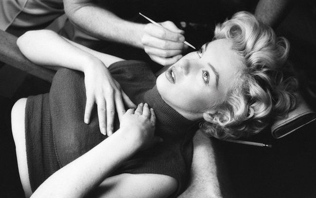 Книга The Essential Marilyn Monroe, которая выйдет 1 октября, включает 284 фотографии, 176 из которых никогда не видела публика. В книгу вошли фотографии Монро, Марлона Брандо, Сэмми Дэвиса-младшего, Марлен Дитрих, Милтона Берла, Эдварда Р. Мерроу, а такж