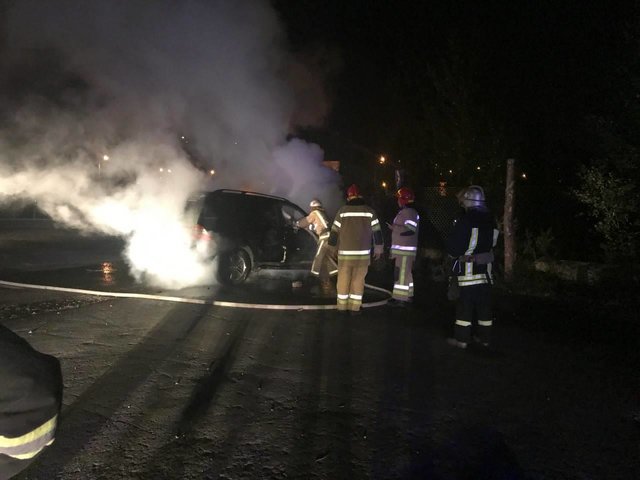 В Киеве загорелся припаркованный Mercedes | Фото: Влад Антонов