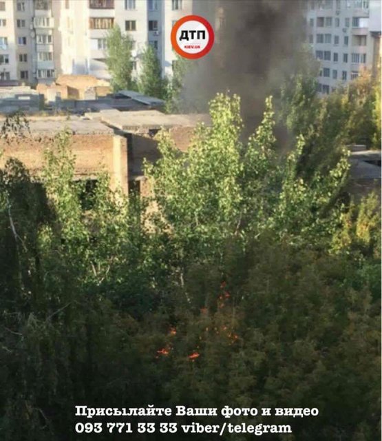 В результате пожара сгорела значительная часть ограждения, фото dtp.kiev.ua