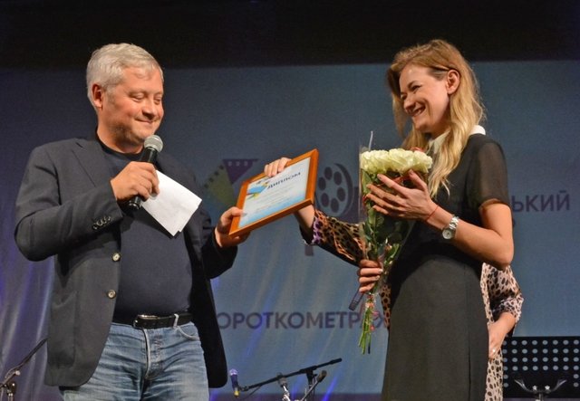 Игорь Янковский вручает дипломы победителям