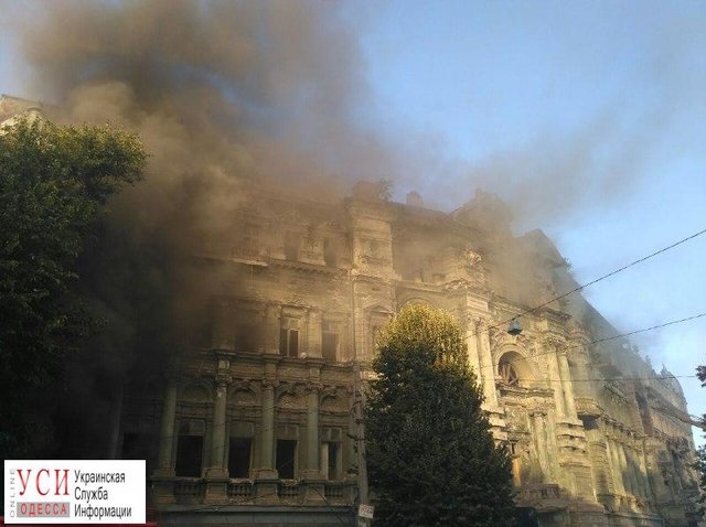 В Одессе горит дом Руссова. Фото: usionline.com, unn.com.ua