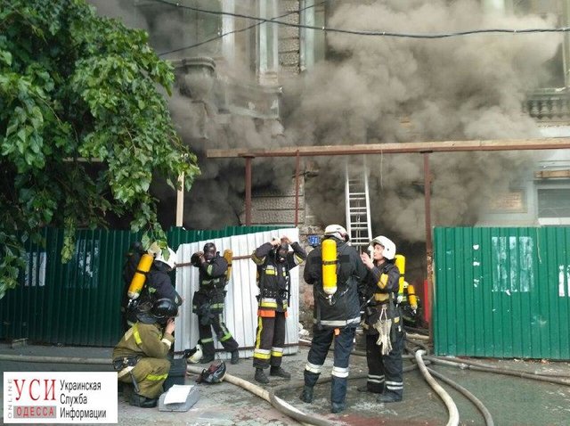 В Одессе горит дом Руссова. Фото: usionline.com, unn.com.ua