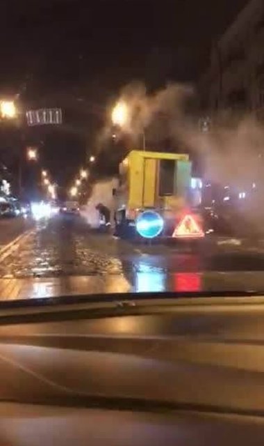 В Киеве произошел прорыв трубы: кипятком заливает Саксаганского | Фото: Влад Антонов
