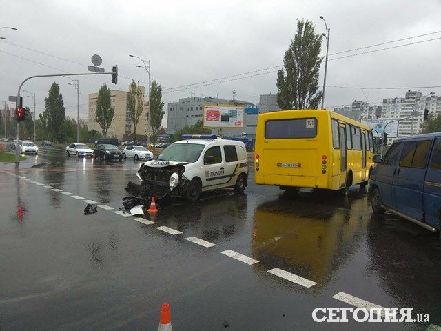 На перекрестке столкнулись полицейский Renault и Volkswagen Т4