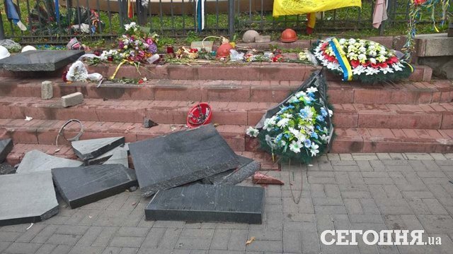 Разбитый памятник. Фото: Людмила Князьская-Ханова