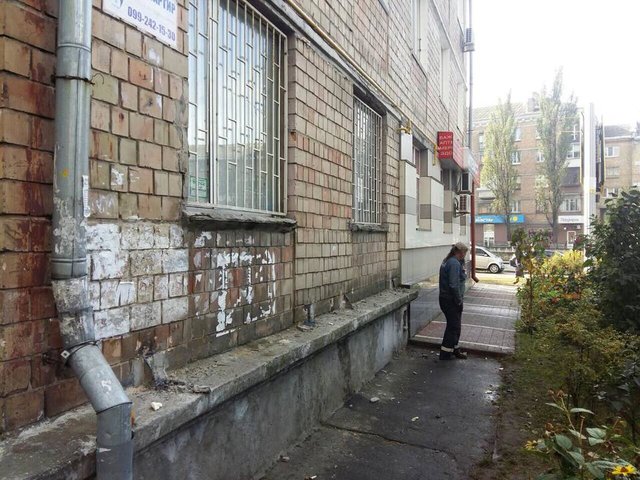 <p>Балкон знесли. Фото: facebook.com/andreev.solomianka</p>