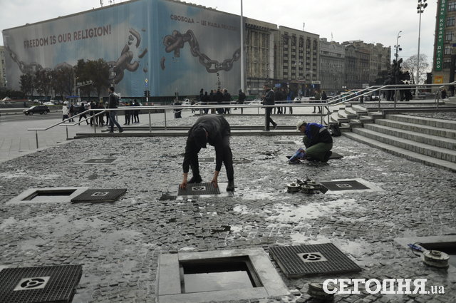 Фонтан "Каскадный" на Майдане Независимости готовят к зиме. Фото: Мила Князьская-Ханова, "Сегодня"