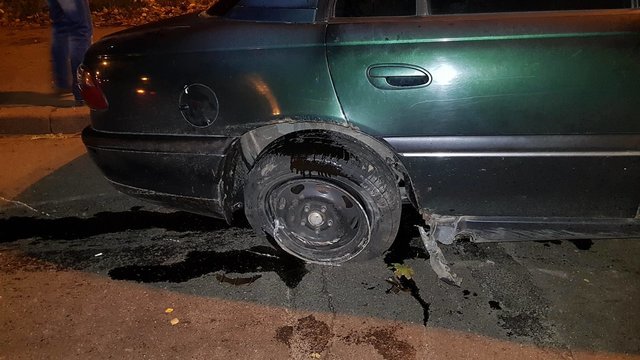 В Киеве водитель налетел на люк и остался без колес | Фото: Влад Антонов