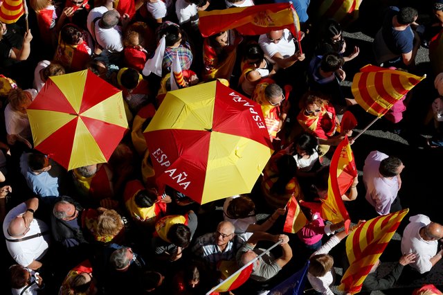 <p>У Барселоні мітингують за єдність Іспанії і проти відділення Каталонії, фото AFP</p>