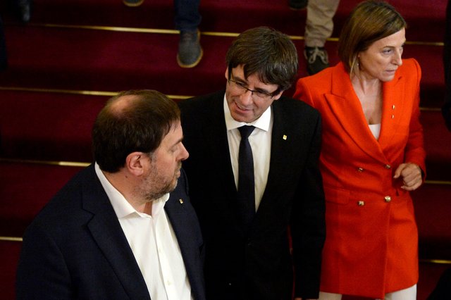 Президент Каталонии подписал декларацию о независимости. Фото: Twitter/Amichai Stein, AFP