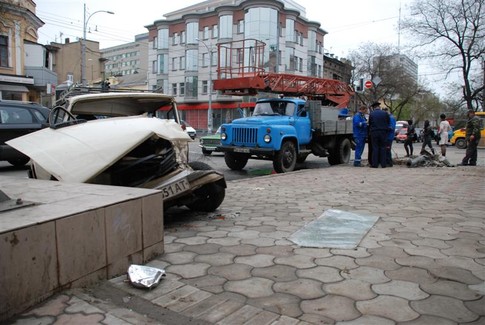 В Одессе "Лексус" и "ВАЗ" сбили светофор, фото К. Диланян