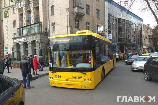 <p>На Майдані сталася надзвичайна подія з тролейбусом. Фото: glavcom.ua</p>