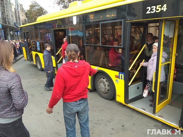 <p>На Майдані сталася надзвичайна подія з тролейбусом. Фото: glavcom.ua</p>