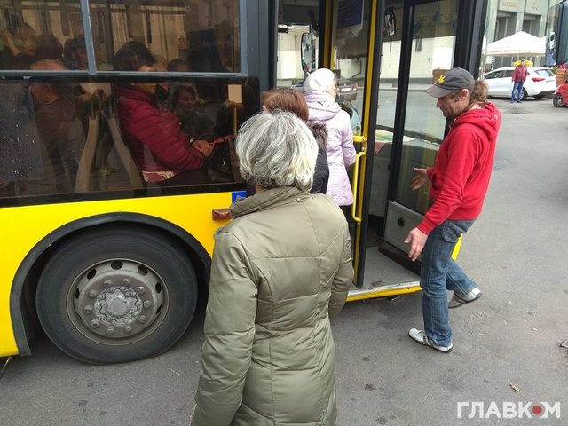 На Майдане произошло ЧП с троллейбусом. Фото: glavcom.ua