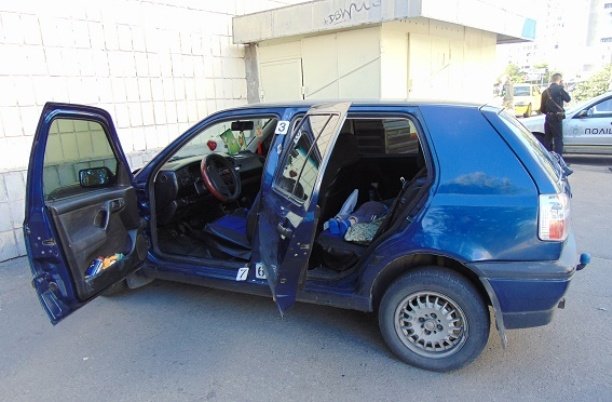 <p>Правоохоронці виявили Volkswagen з пошкодженими вікнами. Фото: kyiv.npu.gov.ua</p>