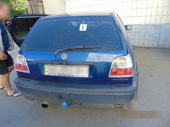 Правоохранители обнаружили Volkswagen с поврежденными окнами. Фото: kyiv.npu.gov.ua