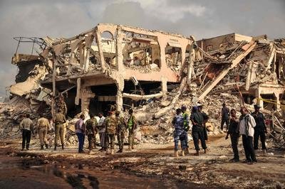 Последствия двойного теракта в Могадишо. Фото: AFP