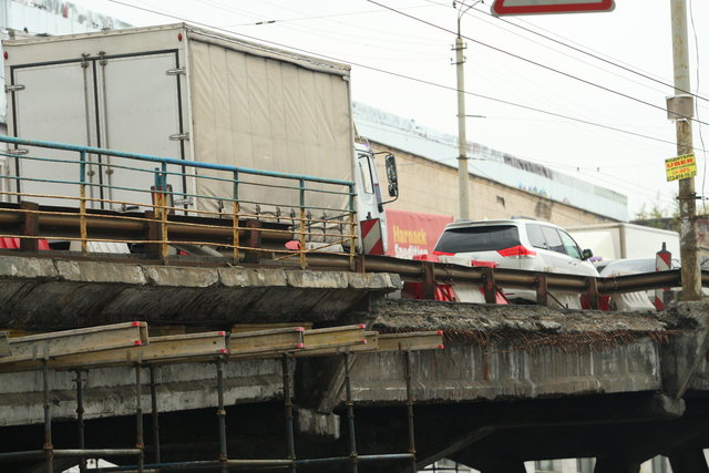 Путепровод. По аварийному мосту продолжают ездить грузовики | Фото: Анатолий Бойко