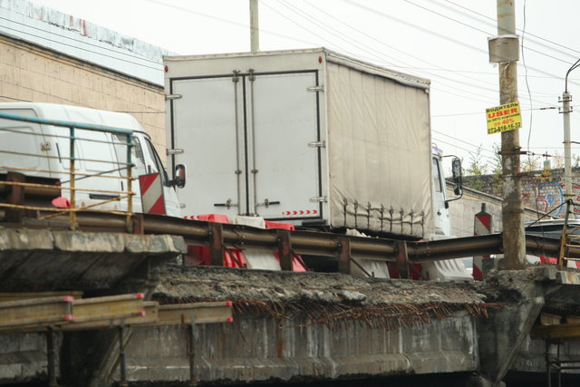 Путепровод. По аварийному мосту продолжают ездить грузовики | Фото: Анатолий Бойко
