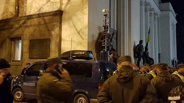 Возле здания Верховной Рады прошли новые стычки | Фото: Влад Антонов