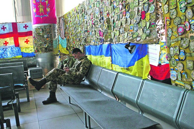 Особая стена. Военные из разных батальонов оставляют на память волонтерам свои шевроны | Фото: Анатолий Бойко