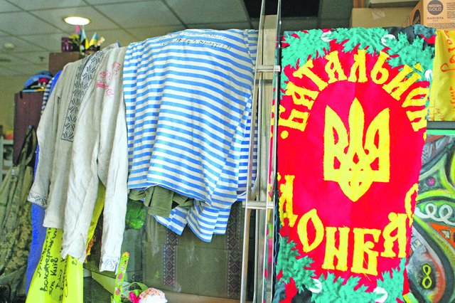 Подарки. Флаги и вышиванки с дарственными подписями от бойцов | Фото: Анатолий Бойко