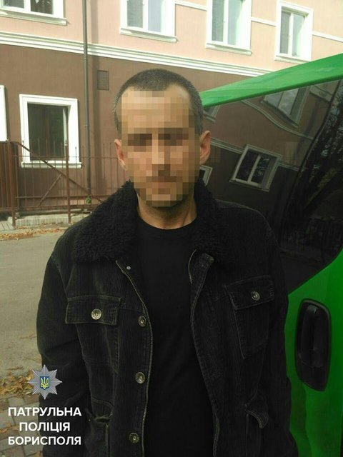 В салоне авто инспекторы обнаружили охотничий нож, мачете и кошелек. Фото: facebook.com/patrolpolice.gov.ua