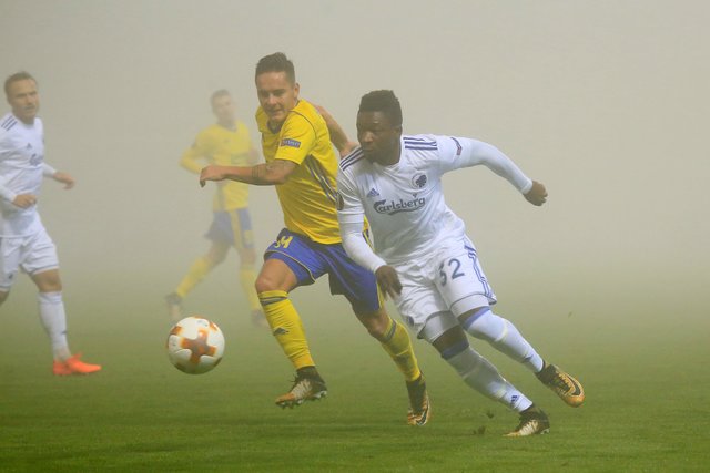 <p>Матч в тумані. "Злін" і "Копенгаген" зіграли внічию – 1:1. Фото: AFP</p>