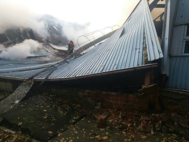 Загорелась крыша и помещения второго этажа. Фото: kyivobl.dsns.gov.ua