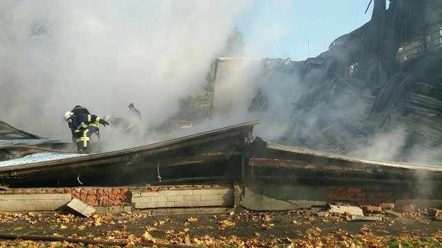 Загорелась крыша и помещения второго этажа. Фото: kyivobl.dsns.gov.ua