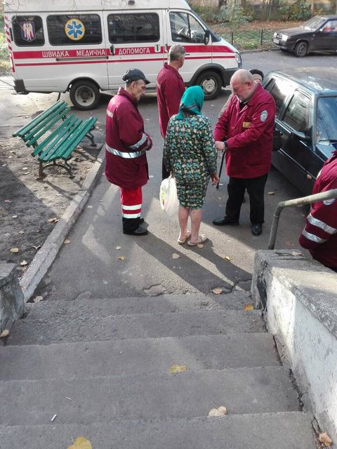 Бабушка шла по улице в летних тапочках. Фото: facebook.com/milevichlyudmila