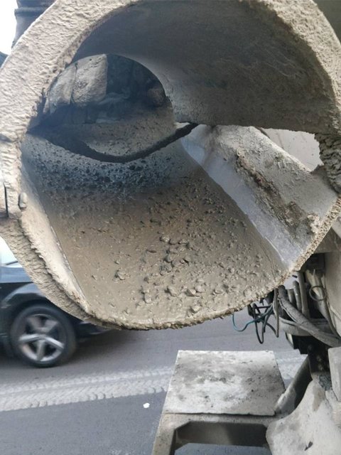 Перегруженный бетоновоз испортил новое покрытие. Фото: facebook.com/kievavtodor