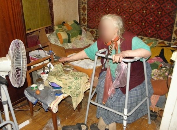 После избиения пенсионерки злоумышленница забрала из кошелька все деньги. Фото: kyiv.npu.gov.ua