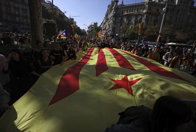 Студенты вышли на марш в Каталонии. Фото: AFP