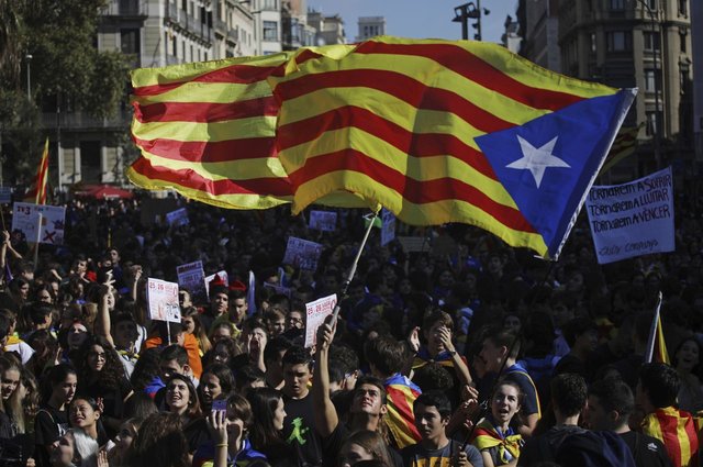 Студенты вышли на марш в Каталонии. Фото: AFP