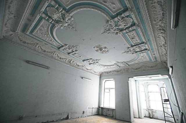 Помещения. Стены и потолок в комнатах покрылись трещинами | Фото: Александр Яремчук