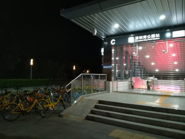 Метро ночью. Станция закрыта, зато велосипеды можно брать