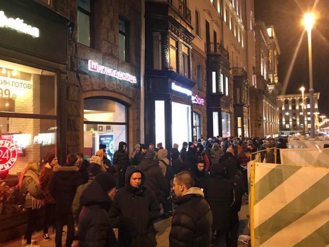 В Москве у одного из магазинов про продаже техники выстроилась огромная очередь за новым iPhone X. Фото: соцсети