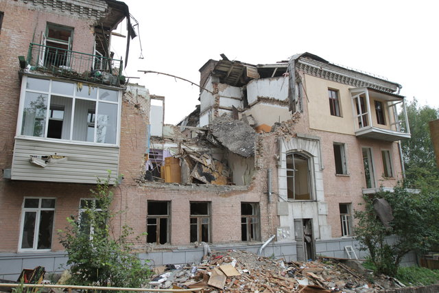 Голосеевский проспект. Люди покинули свой полуразрушенный после взрыва дом еще в июле | Фото: Виталий Лазебник