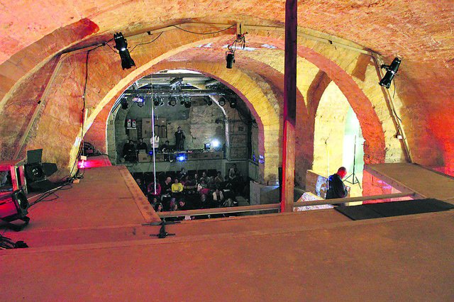 У Мельпомены. Заходя в дореволюционное подземелье, посетители видят зал и верхнюю часть необычной сцены