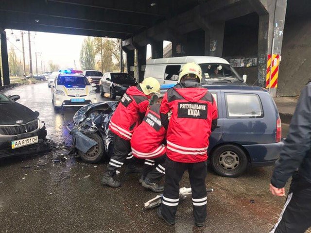 Мужчину зажало в автомобиле. Фото: facebook.com/KARS.Kyiv