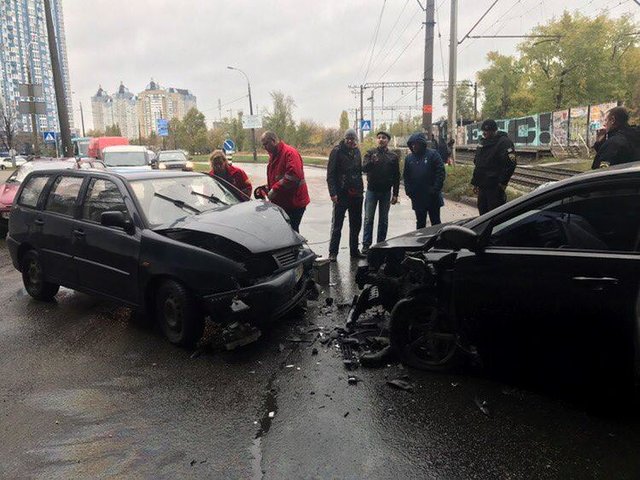 <p>Чоловіка затиснуло в автомобілі.&nbsp;Фото: facebook.com/KARS.Kyiv</p>