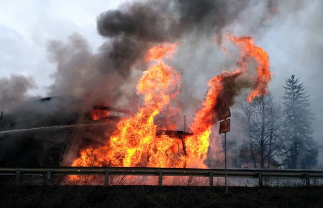 <p>На місці пожежі. Фото: galinfo.com.ua</p>