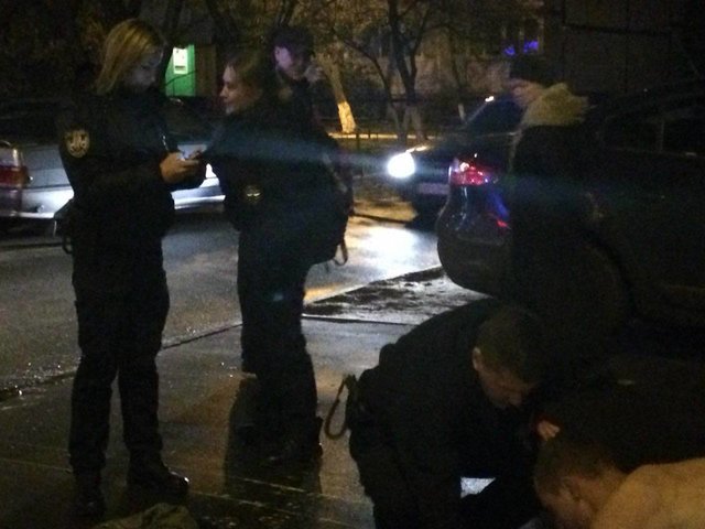 В Киеве прохожие вытащили из-под колес авто неадекватного мужчину, фото Ника