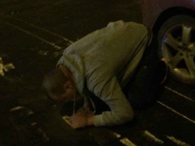 В Киеве прохожие вытащили из-под колес авто неадекватного мужчину, фото Ника